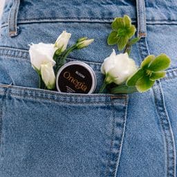 Твердые духи BLOOM в заднем кармане джинсов и цветы