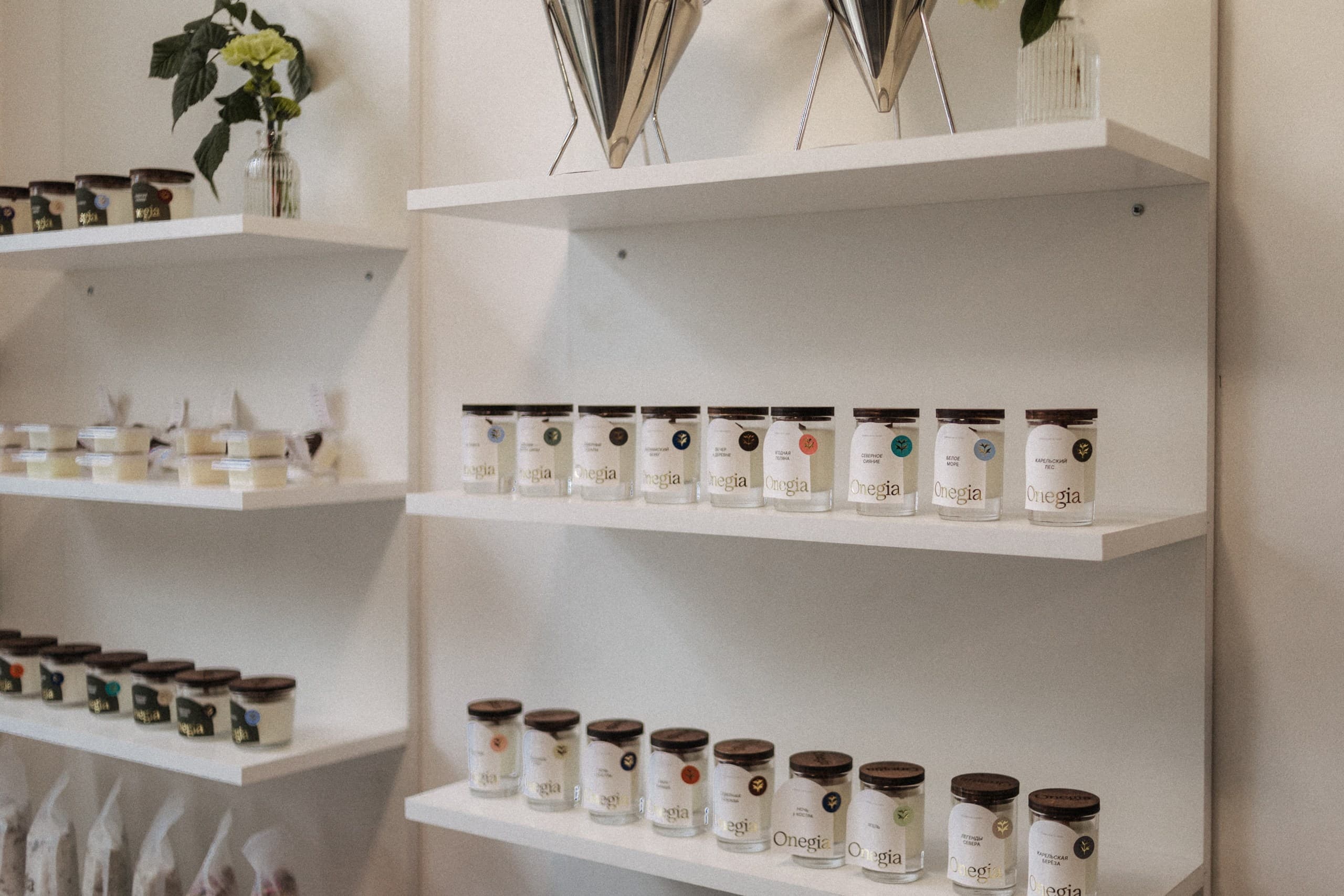 Свечи Onegia на прилавке