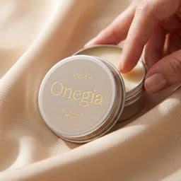 Рука держит открытые твёрдые духи touch