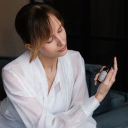 Ароматический спрей Touch в руках модели